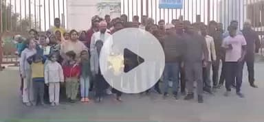 रमना में कूड़े में आग लगने से स्थानीय नागरिकों ने हरित क्रांति कोयला प्लांट के पास किया विरोध प्रदर्शन