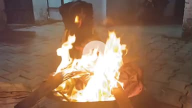 अमरोहा: अमरोहा जिले में घने कोहरे ने बढ़ाई मुसीबत, कड़ाके की ठंड से लोग बेहाल