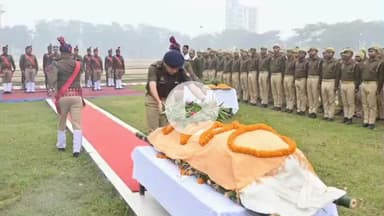 महाराजगंज: ड्यूटी के दौरान मुख्य आरक्षी का निधन, धनेवा धनेई पुलिस लाइन में एसपी ने कंधा देकर दी श्रद्धांजलि