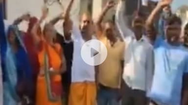 हिण्डोली: लोधा की झोपड़ियां गांव में पिछले 2 वर्ष से मुख्य मार्ग पर जमे कीचड़ से परेशान ग्रामीणों ने किया प्रदर्शन, दी चेतावनी