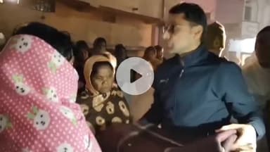 आरा: बढ़ती ठंड को देखते हुए डीएम ने गरीबों के बीच देर रात कंबल ओढ़ाया