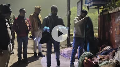 नवादा: नवादा के डीएम ने आधी रात में सड़कों पर किया निरीक्षण, जरूरतमंदों को बांटे कंबल और अलाव व्यवस्था की जांच की