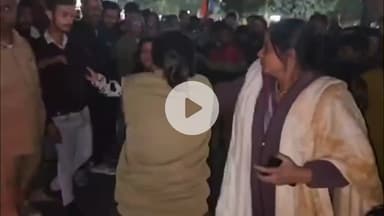 रतलाम नगर: नशे में धुत युवती ने दो बत्ती चौपाटी पर आधी रात मचाया उत्पात, ठेला संचालक से की हाथापाई, वीडियो वायरल