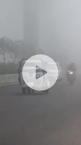 कानपुर: घने कोहरे के कारण यशोदा नगर एलिवेटेड पर टमाटर लदे पिकअप ने डिवाइडर से टकराया