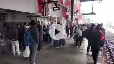 इटावा: सदर तहसील इलाके में छाई कोहरे की चादर, तापमान में गिरावट, वंदे भारत समेत कई ट्रेनें देरी से यात्रियों को परेशान