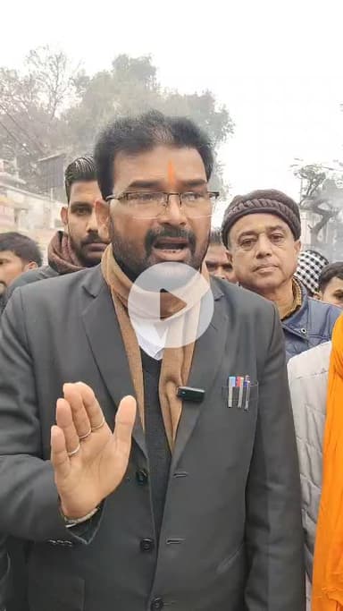 शाहजहांपुर: बांग्लादेश में हिंदू युवक दीपू की निर्मम हत्या से आक्रोश, शाहजहांपुर में विहिप ने किया पुतला दहन