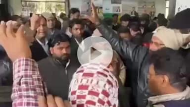 फूलपुुर: फूलपुर तहसील में कथित फर्जी एफआईआर के विरोध में अधिवक्ताओं का उग्र प्रदर्शन, कार्य बहिष्कार से कामकाज ठप