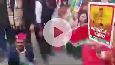 वाराणसी में सपा महिला कार्यकर्ता ने नीतीश कुमार और यूपी मंत्री संजय निषाद के खिलाफ सड़क पर उतरकर PM से इस्तीफा की मांग की