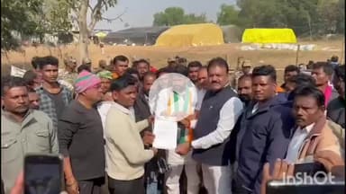 जगदलपुर: किसान कांग्रेस और ब्लॉक कांग्रेस नगरनार ने धान खरीदी लिमिट बढ़ाने के लिए गरावण्डकला में किया धरना व तालाबंदी