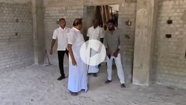 பொன்னமராவதி: புதிதாக கட்டப்பட்டு வரும் ஊராட்சி ஒன்றிய அலுவலகத்தில் ஆய்வு பணியை மேற்கொண்ட அமைச்சர் S ரகுபதி அதிகாரிகள் உடன் இருந்தனர்