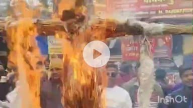 शाहजहांपुर: बांग्लादेश में हिंदुओं की सुरक्षा को लेकर विश्व हिंदू रक्षा सेना ने किया प्रदर्शन, पुतला दहन