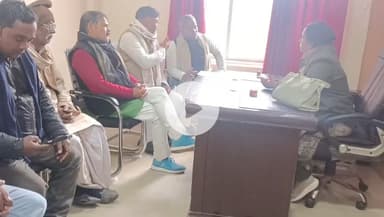 रेलवे स्टेशन रोड के निर्माण हेतु अधिशासी अधिकारी नगर पालिका बरहज से मिला प्रति निधि मंडल