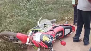 हमीरपुर: सुमेरपुर कस्बे में बाइक सवार युवकों को कार ने मारी टक्कर, घायल