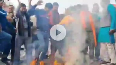 शाहबाद: बस स्टैंड पर बांग्लादेश के खिलाफ प्रदर्शन करते हुए बजरंग दल और विहिप ने फूंका पुतला