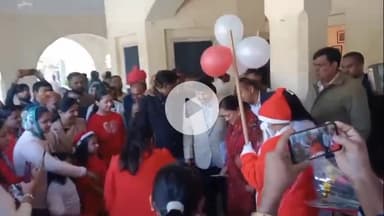 झालरापाटन: पूर्व मुख्यमंत्री वसुंधरा राजे ने डाकबंगले में सांता क्लोज बने स्कूली बच्चों के साथ मनाया क्रिसमस पर्व, दी शुभकामनाएं