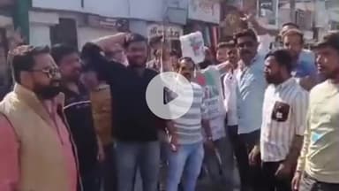 रतलाम नगर: घास बाजार में बांग्लादेश के विरोध में उतरे हिंदू संगठन, पुतले को जूतों की माला पहनाकर जताया विरोध