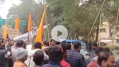 बहराइच: शहर की सड़कों पर विश्व हिन्दू परिषद ने निकाली जनआक्रोश रैली, बांग्लादेश में हो रही हिंसा मामले में किया प्रदर्शन