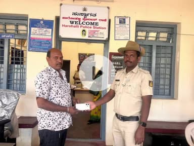 ಹಾರೋಹಳ್ಳಿ: ಹಾರೋಹಳ್ಳಿ ಪೊಲೀಸ್ ಠಾಣೆಯಲ್ಲಿ ವಾರಸುದಾರರಿಗೆ ಮೊಬೈಲ್ ಹಿಂತಿರುಗಿಸಿದ ಪೊಲೀಸರು