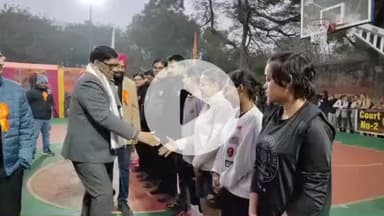 पीलीभीत: गांधी स्टेडियम में आयोजित बॉस्केटबॉल टूर्नामेंट का शुभारंभ डीएम ने फीता काटकर किया