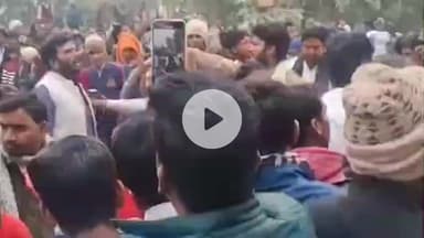 पडरौना: कुशीनगर में मारपीट में घायल स्कूल प्रबंधक की मौत, बबुईया हरपुर में ग्रामीणों ने चार सूत्रीय मांगों पर किया सड़क जाम