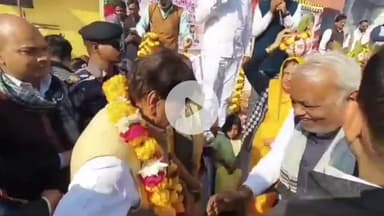 बीना: नगरीय प्रशासन मंत्री का बुंदेली परंपरा से स्टेशन रोड पर नगर पालिका ने किया स्वागत, जेसीबी से हुई पुष्प वर्षा