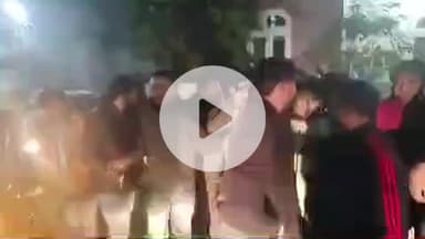 रूड़की: आवास विकास कॉलोनी में शराब के नशे में महिला के साथ छेड़छाड़ कर रहे दो शराबी युवकों की लोगों ने की धुनाई