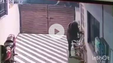 दुर्ग: पद्मनाभपुर थाना क्षेत्र में पटवारी के सूने मकान में चोरी, सीसीटीवी फुटेज आया सामने, लाखों के गहने और ₹2.20 लाख कैश पार