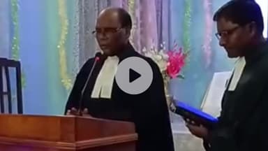 चक्रधरपुर: क्रिसमस को लेकर चक्रधरपुर के जीईएल चर्च में विशेष प्रार्थना सभा आयोजित, उमड़ी मसीही समाज के लोगों की भीड़