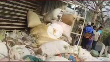 হীরবাঁধ: ধান বোঝাই ট্রাক উল্টে মৃত্যু দুই শ্রমিকের, হিড়বাঁধের চাঁপাশোলে মর্মান্তিক দুর্ঘটনা