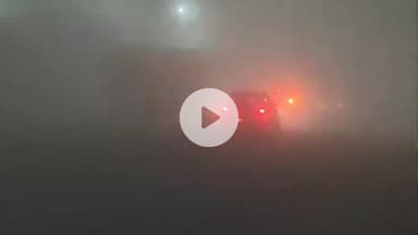 इटावा: कोहरे के चलते 3 ट्रेनें रद्द, दर्जनों घंटों की देरी, सर्द हवाओं में स्टेशन पर बैठे नजर आए यात्री