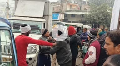 कानपुर: नजीराबाद में दुग्ध वाहन और ऑटो के बीच टक्कर, चालकों में लात-घुसे चले, 1 घंटे तक सड़क पर लगा रहा जाम