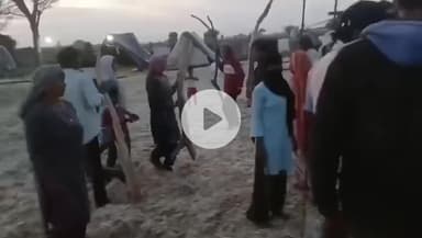 नरसिंहपुर: जलाऊ लकड़ी उठाने को लेकर रमपुरा गांव में दो मजदूर पक्षों के बीच खूनी संघर्ष, वीडियो वायरल