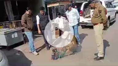 लाडपुरा: रामपुरा और नयापुरा में पतंग विक्रेताओं पर नगर निगम ने की कार्रवाई, 15 चायनीज मांजे के रोल किए नष्ट