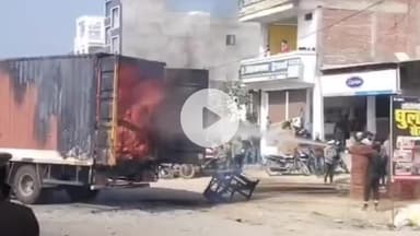 इटावा: आईटीआई चौराहे के पास नेशनल हाईवे पर अज्ञात कारणों से ट्रक में लगी आग, लाखों का सामान जलकर हुआ राख