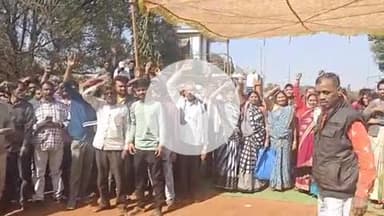 तिल्दा: मानपुर के पास स्थित फोनिक्स पोल्ट्री में मजदूरों ने मांगों को लेकर की हड़ताल