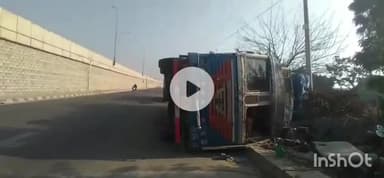 हापुड़: थाना देहात के सामने प्लाईवुड से लदा ट्रक अनियंत्रित होकर पलटा, लाखों रुपए का हुआ नुकसान