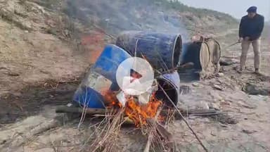 महनार: महनार में अवैध शराब के खिलाफ बड़ी कार्रवाई, गंगा किनारे चार भट्टियां ध्वस्त, 10 हजार लीटर महुआ जावा बरामद