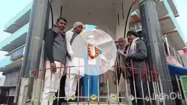 घोसी: घोसी बाजार के अंबेडकर चौक पर मनुस्मृति समर्थकों ने किया मनुस्मृति का दहन, पूर्व विधायक भी थे मौजूद