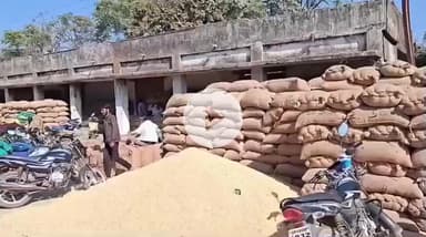 नरसिंहपुर: व्यापारियों ने कृषि उपज मंडी के शेड पर किया कब्जा, मंडी सचिव ने तीन दिन में खाली करने का दिया निर्देश