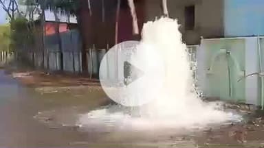सुनेल: कस्बे के रोशनबाड़ी रोड के पास पेयजल की पाइपलाइन हुई क्षतिग्रस्त, हजारों लीटर पानी बह गया व्यर्थ