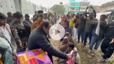 नवादा: नवादा के सांसद कार्यालय के पास भारतीय जनता पार्टी द्वारा कंबल का वितरण किया गया