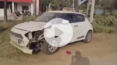 महेशपुर: महेशपुर थाने के सामने तेज रफ्तार कार बिजली के पोल से टकराई, कार क्षतिग्रस्त