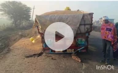 बारां: बारां मांगरोल रोड पर धान से भरी ट्राली का एक्सल टूटा, सड़क पर बिक्री धान, बड़ा हादसा टला