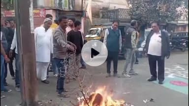 रतलाम नगर: बांग्लादेश में हिंदुओं पर अत्याचार के विरोध में सर्व हिंदू समाज ने थावरिया बाजार में किया प्रदर्शन