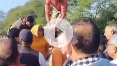 फतेहाबाद: फतेहाबाद के अधिवक्ताओं ने मध्य प्रदेश में दुर्घटनाग्रस्त कार से सात लोगों की जान बचाई, शीशा तोड़कर निकाले लोग