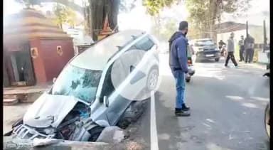 कांगड़ा: हनुमान मंदिर के पास कैंची मोड़ पर बड़ा हादसा, पानी की टंकी तोड़ते हुए कार नाली में गिरी