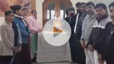 भारत रत्न एवं पूर्व प्रधानमंत्री अटल बिहारी वाजपेई की वाराणसी में जयंती मनाई गई, स्वास्थ्य कर्मियों ने दी श्रद्धांजलि