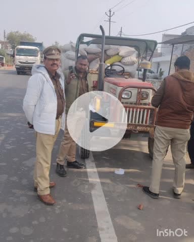 तिलोई: फुरसतगंज पुलिस ने वाहनों में रिफ्लेक्टर टेप लगवाए