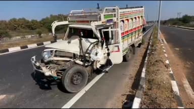 शिवपुरी: नया अमोला के पास ट्रैक्टर और पिकअप की टक्कर, चालक फंसा, ट्रैक्टर चालक फरार