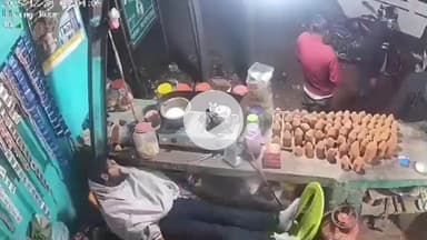 जमुई: झाझा स्थित चाय दुकान पर दरोगा ने युवकों की की पिटाई, गंदी-गंदी गालियां दी, वीडियो हुआ वायरल